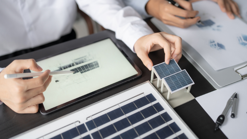 Para Fernando Trabach, soluções como painéis solares e mini eólicas estão transformando os centros urbanos em polos de energia limpa.