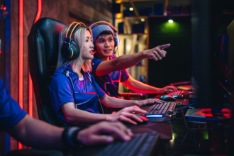 Sérgio Bento De Araújo revela como os e-sports desenvolvem raciocínio, trabalho em equipe e inteligência emocional muito além da competição.