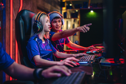 Sérgio Bento De Araújo revela como os e-sports desenvolvem raciocínio, trabalho em equipe e inteligência emocional muito além da competição.