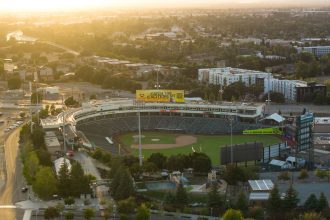 Vista aérea de um estádio de beisebol na Califórnia ao pôr do sol.