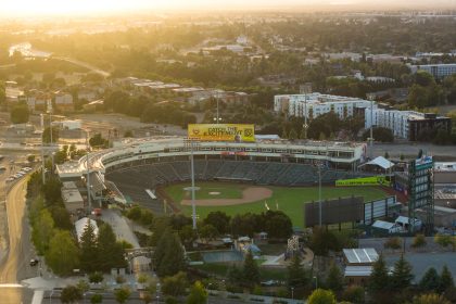 Vista aérea de um estádio de beisebol na Califórnia ao pôr do sol.