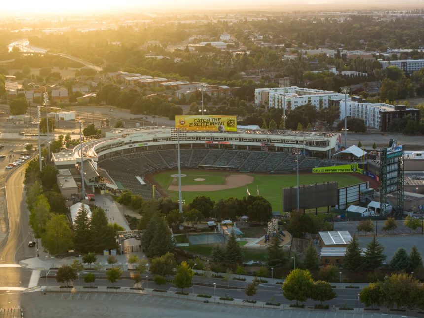 Vista aérea de um estádio de beisebol na Califórnia ao pôr do sol.