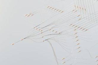 Ilustração abstrata de redes neurais digitais interligadas, representando fluxo de dados e inteligência artificial.