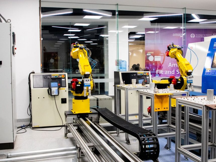 Braços robóticos operam em um ambiente industrial moderno de controle e produção.