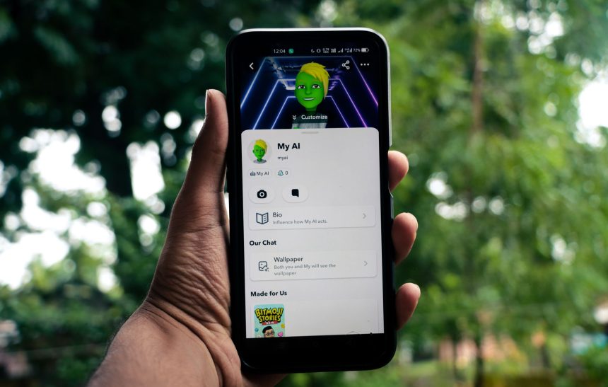 Pessoa segura um smartphone que exibe um aplicativo de inteligência artificial em um ambiente externo com vegetação.